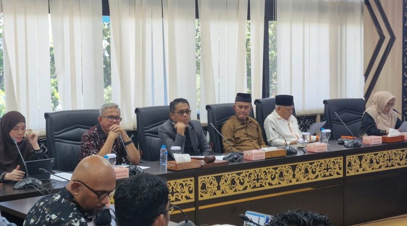 Wakil Ketua DPRD Provinsi Sumatera Barat, Evi Yandri Rajo Budiman, memimpin Rapat Dengar Pendapat (RDP) terkait permasalahan buruh di Sumatera Barat. Pertemuan ini berlangsung di Ruang Khusus I Gedung DPRD Sumbar pada Kamis (7/5/2026). (Foto: IST/Novrianto)