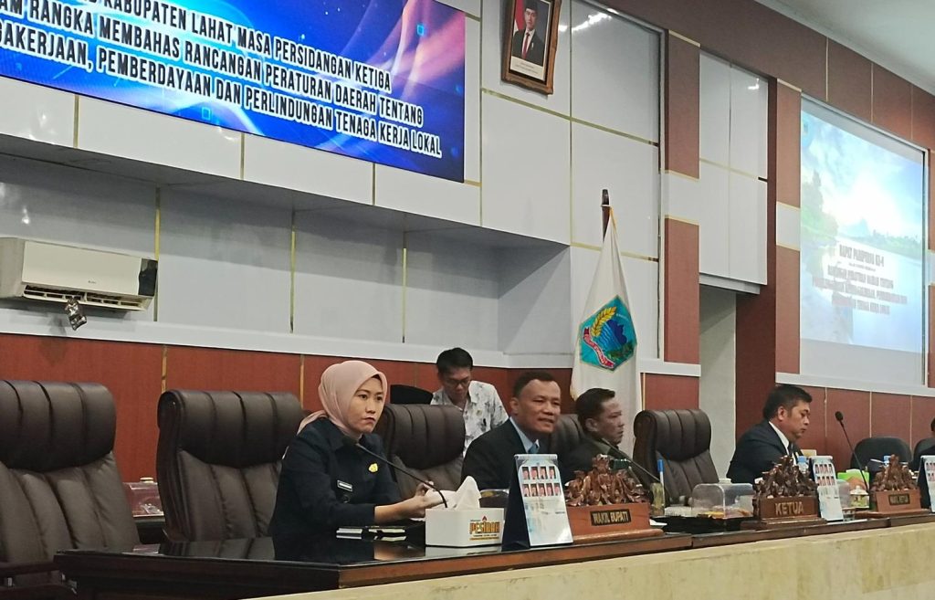 Wakil Bupati Lahat, Widia Ningsih, S.H., M.H., menghadiri pembukaan Rapat Paripurna Ke-8 DPRD Kabupaten Lahat Masa Persidangan Ketiga Tahun 2026. Pertemuan ini berlangsung khidmat di Ruang Sidang Utama Gedung DPRD Lahat pada Kamis (7/5/2026). (Foto: IST/Heri Susanto)