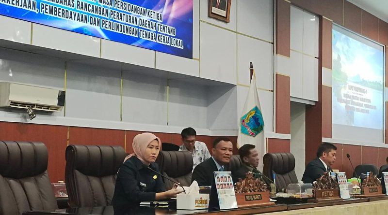 Wakil Bupati Lahat, Widia Ningsih, S.H., M.H., menghadiri pembukaan Rapat Paripurna Ke-8 DPRD Kabupaten Lahat Masa Persidangan Ketiga Tahun 2026. Pertemuan ini berlangsung khidmat di Ruang Sidang Utama Gedung DPRD Lahat pada Kamis (7/5/2026). (Foto: IST/Heri Susanto)