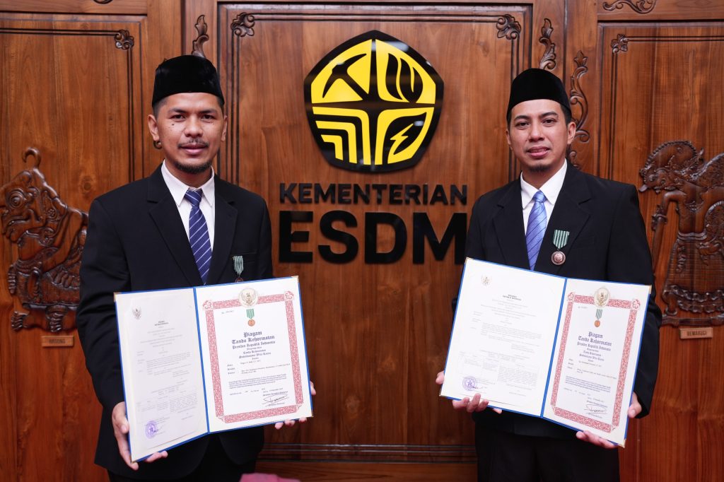 Kerja keras dan inovasi di kedalaman tambang membuahkan penghargaan tertinggi dari negara. Tiga karyawan terbaik PT Bukit Asam Tbk (PTBA) resmi dianugerahi Tanda Kehormatan Satyalancana Wira Karya Tahun 2025 oleh Presiden RI, Prabowo Subianto. (Foto: Humas PTBA)