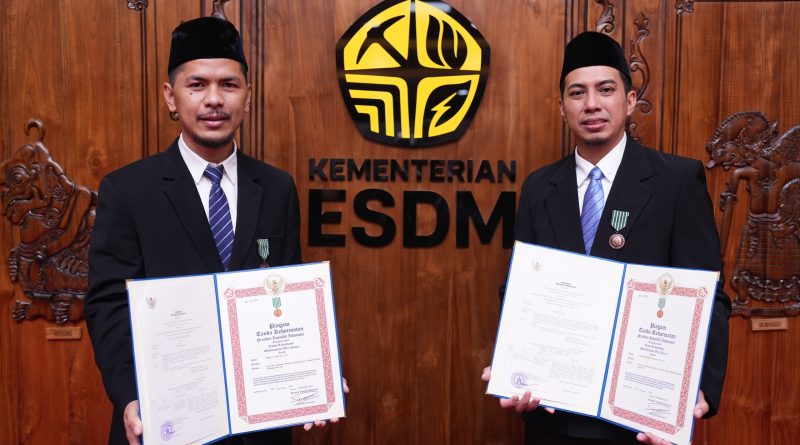 Kerja keras dan inovasi di kedalaman tambang membuahkan penghargaan tertinggi dari negara. Tiga karyawan terbaik PT Bukit Asam Tbk (PTBA) resmi dianugerahi Tanda Kehormatan Satyalancana Wira Karya Tahun 2025 oleh Presiden RI, Prabowo Subianto. (Foto: Humas PTBA)