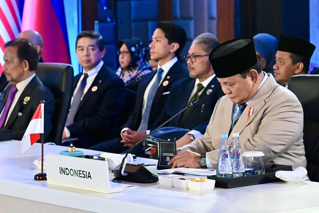 Presiden Republik Indonesia Prabowo Subianto membawa pesan kuat mengenai pentingnya implementasi kebijakan dalam rangkaian KTT ke-48 ASEAN. Di hadapan para pemimpin kawasan, ia menegaskan bahwa kerja sama subkawasan tidak boleh lagi hanya terjebak dalam tataran wacana, Kamis (7/7/2026). (Foto: Setkab RI)