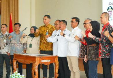 Bupati Kerinci, Monadi, secara resmi membuka Rapat Koordinasi (Rakor) Tim Percepatan Akses Keuangan Daerah (TPAKD) Kabupaten Kerinci Tahun 2026. Kegiatan ini berlangsung khidmat di Ruang Pola Kantor Bupati Kerinci pada Kamis (7/5/2026). (Foto: Kominfo Kerinci)
