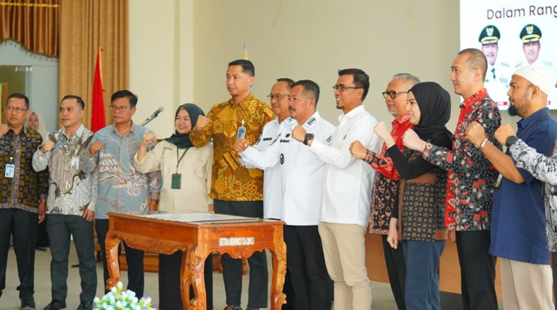 Bupati Kerinci, Monadi, secara resmi membuka Rapat Koordinasi (Rakor) Tim Percepatan Akses Keuangan Daerah (TPAKD) Kabupaten Kerinci Tahun 2026. Kegiatan ini berlangsung khidmat di Ruang Pola Kantor Bupati Kerinci pada Kamis (7/5/2026). (Foto: Kominfo Kerinci)