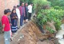 Wakil Bupati Kerinci, H. Murison, turun langsung meninjau lokasi bencana banjir bandang di Desa Pengasi Baru dan Desa Pengasi Lama, Kecamatan Bukit Kerman. Peninjauan ini dilakukan pada Kamis (7/5/2026) menyusul cuaca ekstrem yang melanda wilayah tersebut. (Foto: Kominfo Kerinci)