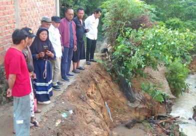 Wakil Bupati Kerinci, H. Murison, turun langsung meninjau lokasi bencana banjir bandang di Desa Pengasi Baru dan Desa Pengasi Lama, Kecamatan Bukit Kerman. Peninjauan ini dilakukan pada Kamis (7/5/2026) menyusul cuaca ekstrem yang melanda wilayah tersebut. (Foto: Kominfo Kerinci)