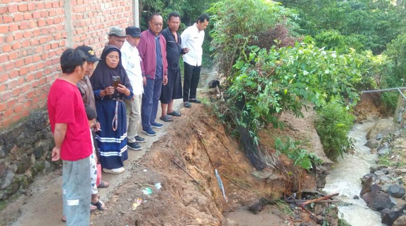 Wakil Bupati Kerinci, H. Murison, turun langsung meninjau lokasi bencana banjir bandang di Desa Pengasi Baru dan Desa Pengasi Lama, Kecamatan Bukit Kerman. Peninjauan ini dilakukan pada Kamis (7/5/2026) menyusul cuaca ekstrem yang melanda wilayah tersebut. (Foto: Kominfo Kerinci)