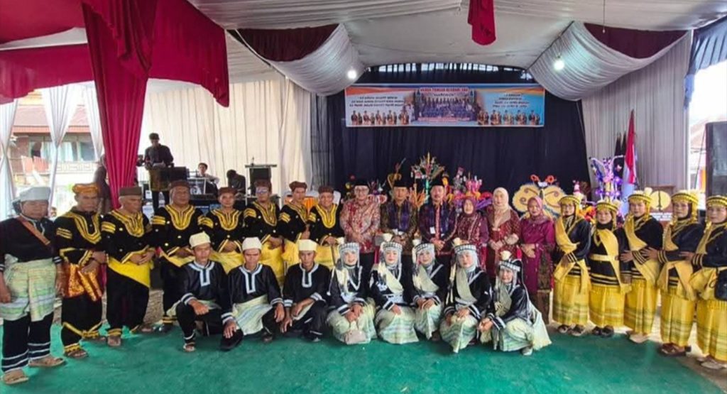 Kehangatan adat dan semangat kebersamaan masyarakat terasa sangat kental dalam perhelatan Kenduri Sko "Mariwok". Acara Kerapatan Adat tiga desa ini melibatkan warga Koto Dian, Telago, dan Limok Manaih di Kecamatan Keliling Danau, Sabtu (2/5/2026). (Foto: Kominfo Kerinci)