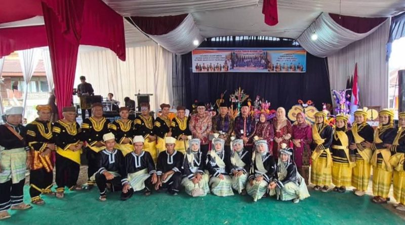 Kehangatan adat dan semangat kebersamaan masyarakat terasa sangat kental dalam perhelatan Kenduri Sko "Mariwok". Acara Kerapatan Adat tiga desa ini melibatkan warga Koto Dian, Telago, dan Limok Manaih di Kecamatan Keliling Danau, Sabtu (2/5/2026). (Foto: Kominfo Kerinci)