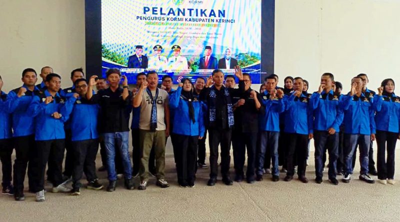 Pengurus Komite Olahraga Masyarakat Indonesia (KORMI) Kabupaten Kerinci masa bakti 2026–2031 resmi dikukuhkan pada Minggu (3/5/2026). Prosesi pelantikan ini berlangsung khidmat di Ruang Pola Kantor Bupati Kerinci, Bukit Tengah Siulak. (Foto: Kominfo Kerinci)