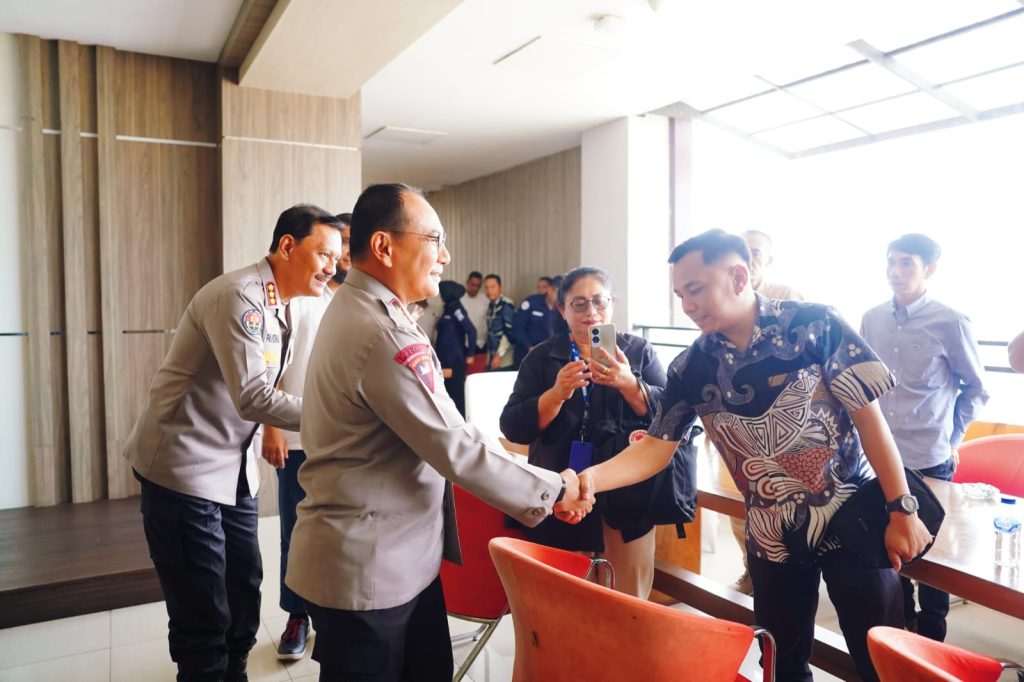 Kapolda Riau Irjen Pol Dr. Herry Heryawan, S.I.K., M.H., M.Hum. kembali memperkuat hubungan harmonis dengan insan pers melalui agenda "Pertemuan Media". Acara ini melibatkan Forum Pemred Riau, Kepala Stasiun TVRI, hingga RRI Riau di Mapolda Riau, Kamis (7/5/2026). (Foto: Humas Polda Riau)