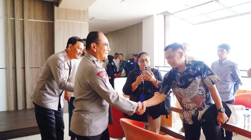 Kapolda Riau Irjen Pol Dr. Herry Heryawan, S.I.K., M.H., M.Hum. kembali memperkuat hubungan harmonis dengan insan pers melalui agenda "Pertemuan Media". Acara ini melibatkan Forum Pemred Riau, Kepala Stasiun TVRI, hingga RRI Riau di Mapolda Riau, Kamis (7/5/2026). (Foto: Humas Polda Riau)