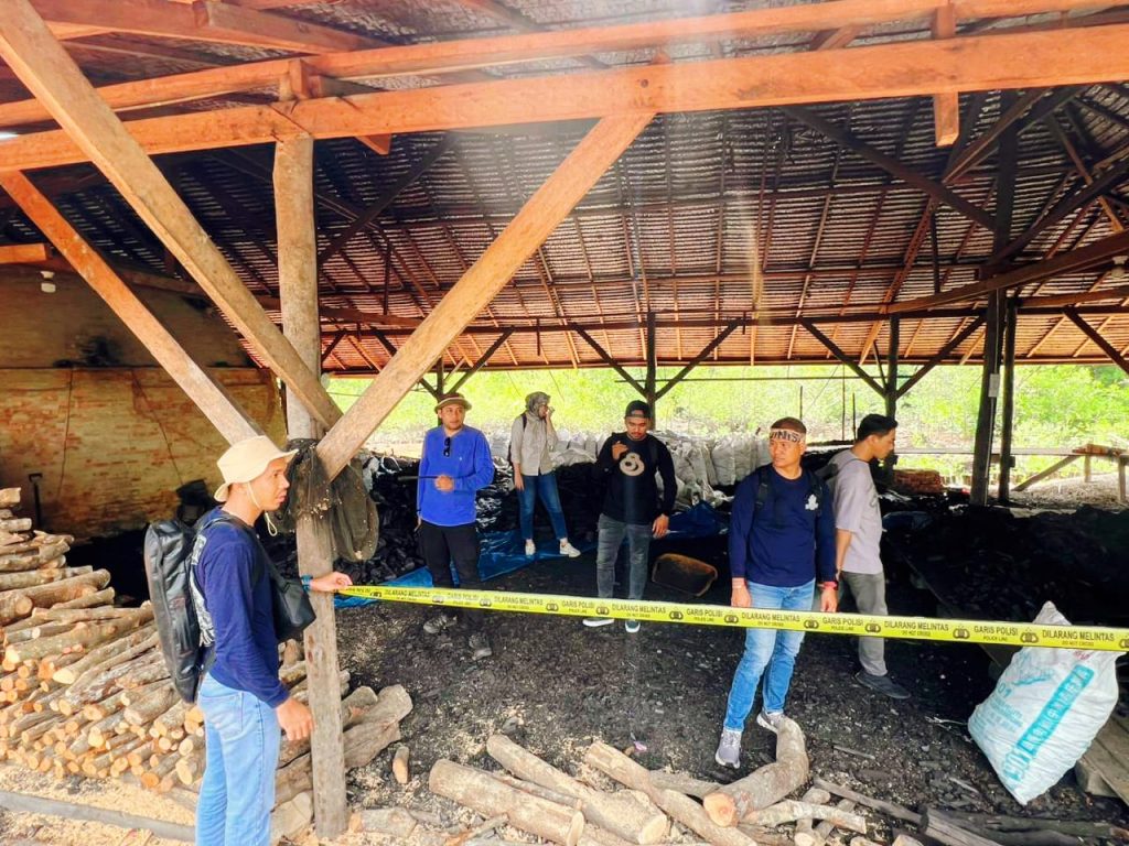 Subdit IV Ditreskrimsus Polda Riau berhasil membongkar sindikat perusakan hutan mangrove berskala besar di Kepulauan Meranti, Rabu (6/5/2026). Dalam operasi ini, polisi menangkap tiga tersangka beserta barang bukti berupa 100 ton arang bakau siap ekspor. (Foto: Humas Polda Riau)