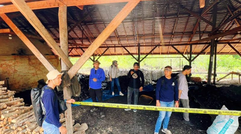 Subdit IV Ditreskrimsus Polda Riau berhasil membongkar sindikat perusakan hutan mangrove berskala besar di Kepulauan Meranti, Rabu (6/5/2026). Dalam operasi ini, polisi menangkap tiga tersangka beserta barang bukti berupa 100 ton arang bakau siap ekspor. (Foto: Humas Polda Riau)