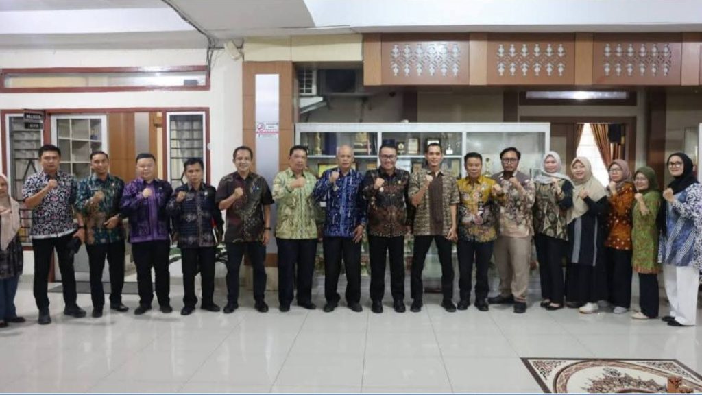 Wali Kota Sungai Penuh, Alfin, bersama Wakil Wali Kota, Azhar Hamzah, menyambut langsung kedatangan Tim Pemeriksaan BPK Perwakilan Provinsi Jambi, Kamis (7/5/2026). (Foto: Diskominfosta Sungai Penuh)