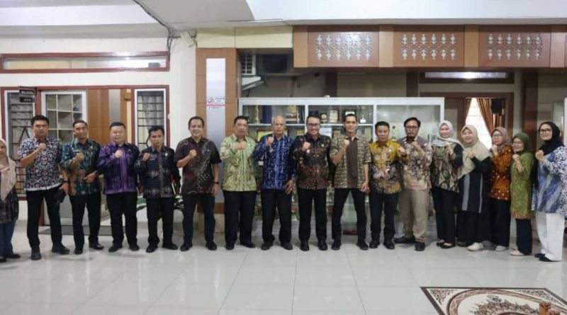 Wali Kota Sungai Penuh, Alfin, bersama Wakil Wali Kota, Azhar Hamzah, menyambut langsung kedatangan Tim Pemeriksaan BPK Perwakilan Provinsi Jambi, Kamis (7/5/2026). (Foto: Diskominfosta Sungai Penuh)