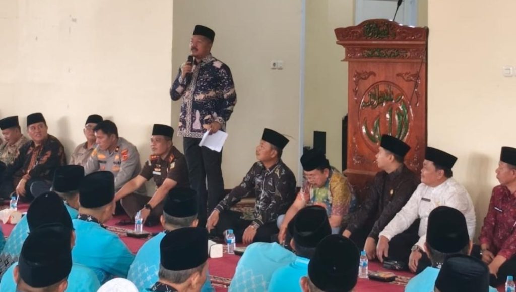 Bupati Kerinci, Monadi, secara resmi melepas keberangkatan Jemaah Haji Kabupaten Kerinci Tahun 1447 Hijriah/2026 Masehi. Acara pelepasan yang berlangsung penuh haru ini dipusatkan di Islamic Centre Kabupaten Kerinci pada Kamis (7/5/2026). (Foto: Kominfo Kerinci)