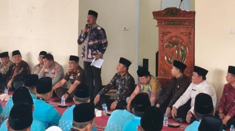 Bupati Kerinci, Monadi, secara resmi melepas keberangkatan Jemaah Haji Kabupaten Kerinci Tahun 1447 Hijriah/2026 Masehi. Acara pelepasan yang berlangsung penuh haru ini dipusatkan di Islamic Centre Kabupaten Kerinci pada Kamis (7/5/2026). (Foto: Kominfo Kerinci)