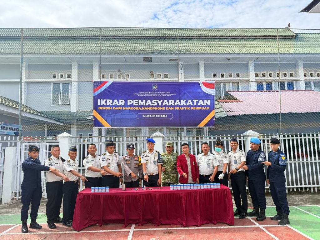 umah Tahanan Negara (Rutan) Kelas IIB Sungai Penuh mempertegas komitmennya untuk menciptakan lingkungan pemasyarakatan yang bersih. Pada kegiatan terbaru, seluruh jajaran melaksanakan pembacaan Ikrar Pemasyarakatan Bersih dari Narkoba, Handphone, dan Praktik Penipuan, Jum'at (8/5/2026). (Foto: IST/Dewi Yulianti)