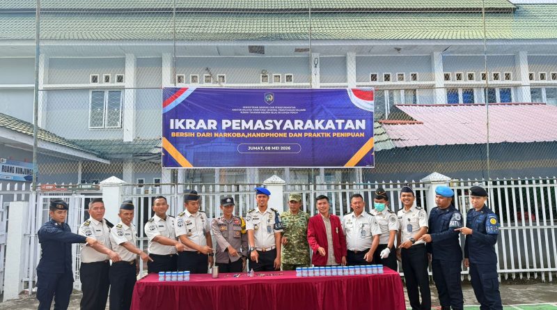 umah Tahanan Negara (Rutan) Kelas IIB Sungai Penuh mempertegas komitmennya untuk menciptakan lingkungan pemasyarakatan yang bersih. Pada kegiatan terbaru, seluruh jajaran melaksanakan pembacaan Ikrar Pemasyarakatan Bersih dari Narkoba, Handphone, dan Praktik Penipuan, Jum'at (8/5/2026). (Foto: IST/Dewi Yulianti)