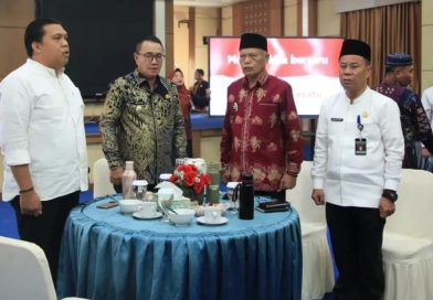 Ketua DPRD Kota Sungai Penuh, Hutri Randa, S.Sos., M.M., bersama anggota DPRD Dapil II menghadiri sosialisasi rencana pembangunan strategis di Aula Kantor Walikota, Jumat (8/5/2026). (Foto: DPRD Sungai Penuh)