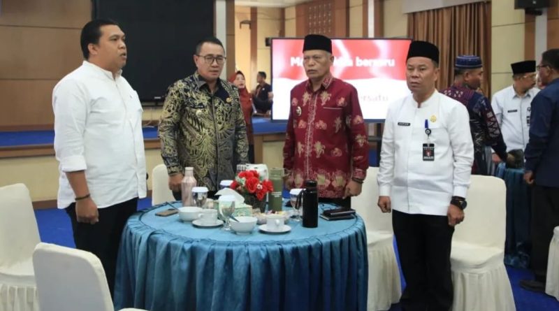 Ketua DPRD Kota Sungai Penuh, Hutri Randa, S.Sos., M.M., bersama anggota DPRD Dapil II menghadiri sosialisasi rencana pembangunan strategis di Aula Kantor Walikota, Jumat (8/5/2026). (Foto: DPRD Sungai Penuh)