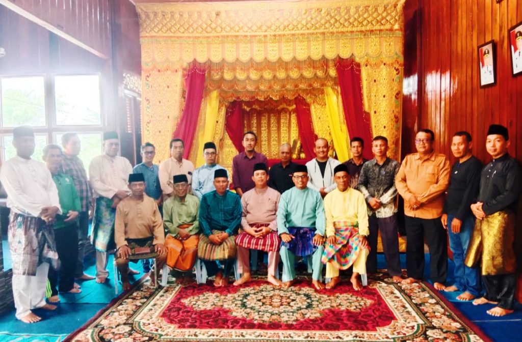 Ketua Umum Dewan Pimpinan Harian (DPH) LAMR Kabupaten Kepulauan Meranti, Datuk Seri Afrizal Cik, menyambut hangat kunjungan silaturahmi sepuluh Kepala Desa di Balai Adat LAMR, Sabtu (9/5/2026). (Foto: Humas LAMR Kepulauan Meranti)