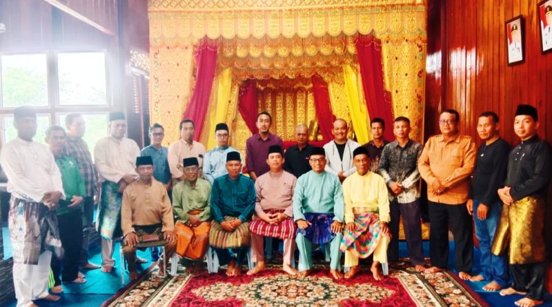 Ketua Umum Dewan Pimpinan Harian (DPH) LAMR Kabupaten Kepulauan Meranti, Datuk Seri Afrizal Cik, menyambut hangat kunjungan silaturahmi sepuluh Kepala Desa di Balai Adat LAMR, Sabtu (9/5/2026). (Foto: Humas LAMR Kepulauan Meranti)