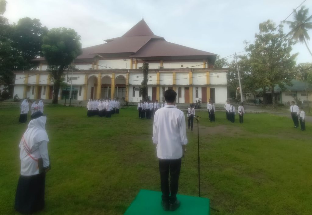 Pelaksanaan upacara bendera di MTs Quranic Scientia (MTs QS) berlangsung dengan penuh ketertiban dan kekhidmatan pada Senin pagi (11/5/2026). (Foto: IST/Alvin Gumelar Hanevi)