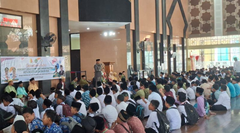 Kasi Pendidikan Diniyah dan Pondok Pesantren Kemenag Kota Solok, Fauzi, resmi membuka Ujian Akhir Berstandar Nasional (UABN) Madrasah Diniyah Takmiliyah Awaliyah (MDTA) se-Kota Solok. Acara ini berlangsung khidmat di Masjid Agung Al-Muhsinin pada Minggu (10/5/2026). (Foto: Fitria Sartika)