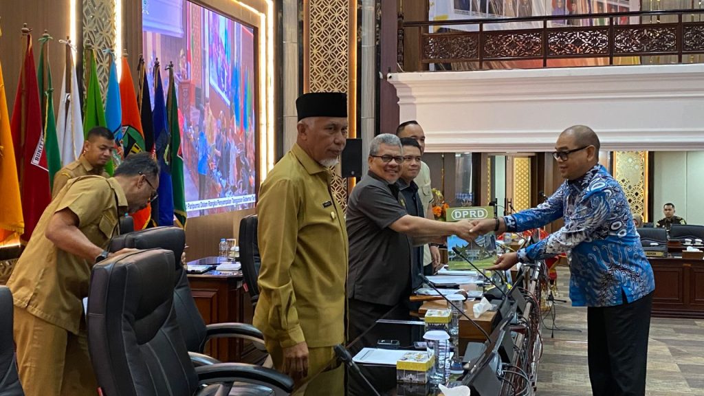 Dewan Perwakilan Rakyat Daerah (DPRD) Provinsi Sumatera Barat menggelar Rapat Paripurna di Ruang Sidang Utama, Senin (11/5/2026). Agenda utama rapat ini membahas tiga Rancangan Peraturan Daerah (Ranperda) penting terkait pendidikan, pemberdayaan petani, serta penyelenggaraan jalan provinsi. (Foto: IST//Novrianto)