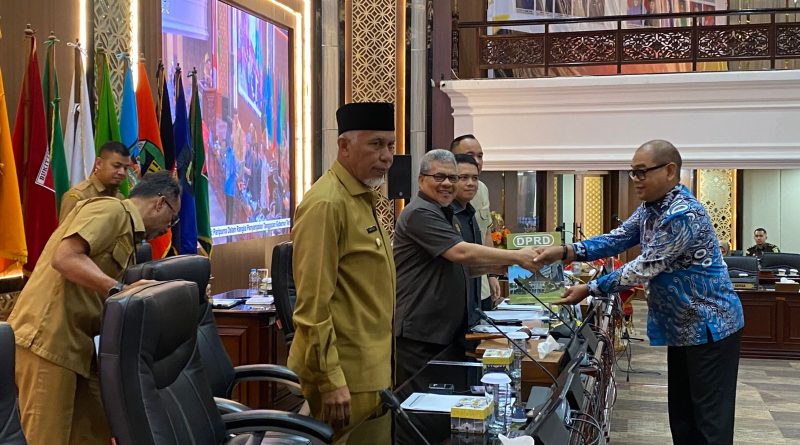 Dewan Perwakilan Rakyat Daerah (DPRD) Provinsi Sumatera Barat menggelar Rapat Paripurna di Ruang Sidang Utama, Senin (11/5/2026). Agenda utama rapat ini membahas tiga Rancangan Peraturan Daerah (Ranperda) penting terkait pendidikan, pemberdayaan petani, serta penyelenggaraan jalan provinsi. (Foto: IST//Novrianto)