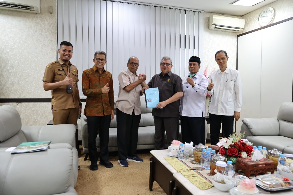 Ketua DPRD Provinsi Sumatera Barat, Muhidi, bersama jajaran tenaga ahli mulai mendalami gagasan pengajuan Daerah Istimewa Minangkabau (DIM). Langkah awal ini ditandai dengan penyerahan naskah akademik Rancangan Undang-Undang (RUU) DIM kepada tim ahli untuk dikaji secara mendalam pada Senin (11/5/2026). (Foto: IST/Novrianto)
