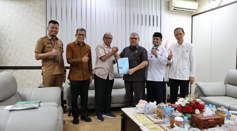 Ketua DPRD Provinsi Sumatera Barat, Muhidi, bersama jajaran tenaga ahli mulai mendalami gagasan pengajuan Daerah Istimewa Minangkabau (DIM). Langkah awal ini ditandai dengan penyerahan naskah akademik Rancangan Undang-Undang (RUU) DIM kepada tim ahli untuk dikaji secara mendalam pada Senin (11/5/2026). (Foto: IST/Novrianto)