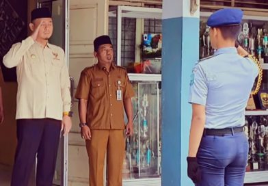 Suasana khidmat menyelimuti halaman SMA Negeri Plus Provinsi Riau pada Senin (11/5/2026) pagi karena dihadiri oleh Ketua Komisi Informasi (KI) Provinsi Riau, Tatang Yudiansyah, S.H.I. (Foto: Humas SMA Negeri Plus Provinsi Riau)