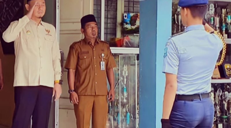 Suasana khidmat menyelimuti halaman SMA Negeri Plus Provinsi Riau pada Senin (11/5/2026) pagi karena dihadiri oleh Ketua Komisi Informasi (KI) Provinsi Riau, Tatang Yudiansyah, S.H.I. (Foto: Humas SMA Negeri Plus Provinsi Riau)