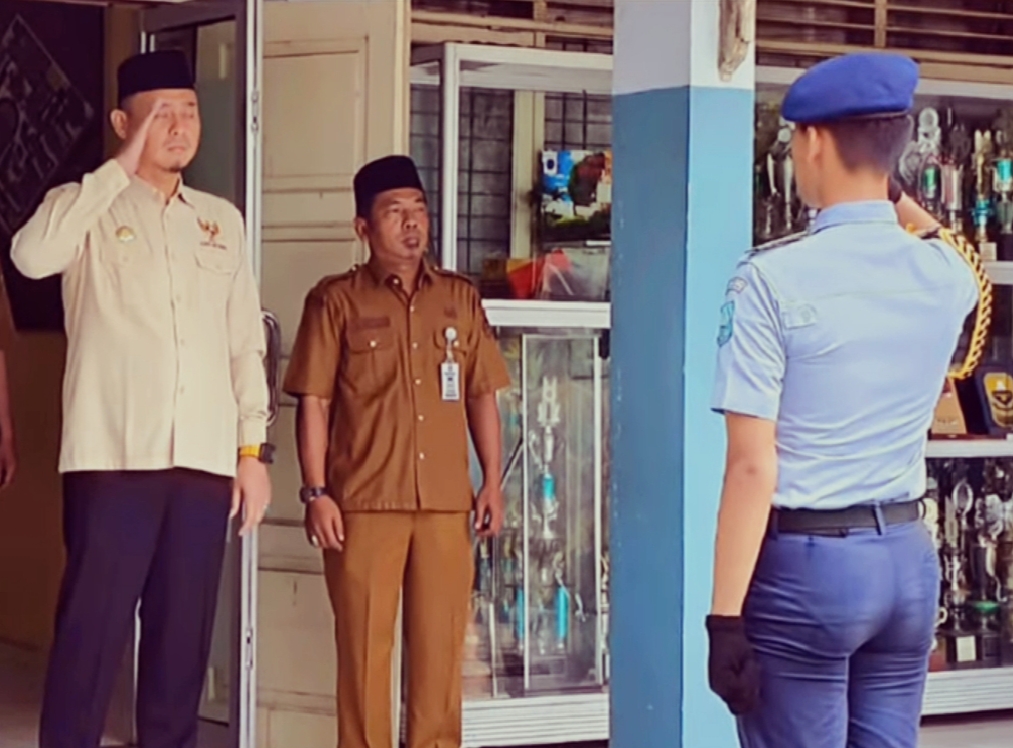 Suasana khidmat menyelimuti halaman SMA Negeri Plus Provinsi Riau pada Senin (11/5/2026) pagi karena dihadiri oleh Ketua Komisi Informasi (KI) Provinsi Riau, Tatang Yudiansyah, S.H.I. (Foto: Humas SMA Negeri Plus Provinsi Riau)