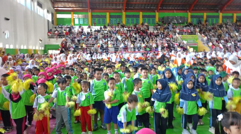 Semangat keceriaan mewarnai GOR Bukit Tunjuk Kabupaten Lahat pada Selasa (12/5/2026). Sebanyak 2.600 anak Taman Kanak-kanak (TK) berkumpul untuk mengikuti Gebyar Senam Anak Indonesia Hebat dalam rangka memperingati HUT Kabupaten Lahat ke-157. (Foto: IST/Heri Susanto)
