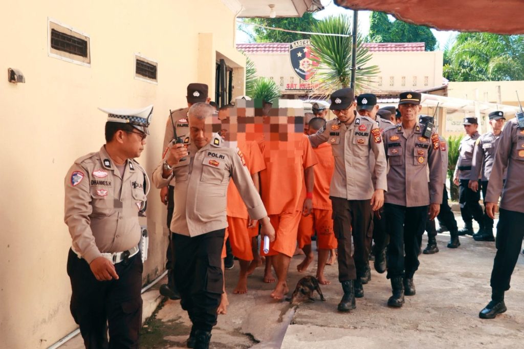 Polres Kampar menunjukkan komitmen kuat dalam memerangi peredaran gelap narkotika di Bumi Lancang Kuning. Kapolres Kampar, AKBP Boby Putra Ramadhan Sebayang, memimpin langsung proses pergeseran dan pengawalan 50 tahanan kasus narkoba menuju Mapolda Riau pada Selasa (12/5/2026). (Foto: Humas Polres Kampar)