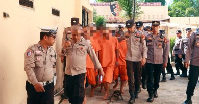 Polres Kampar menunjukkan komitmen kuat dalam memerangi peredaran gelap narkotika di Bumi Lancang Kuning. Kapolres Kampar, AKBP Boby Putra Ramadhan Sebayang, memimpin langsung proses pergeseran dan pengawalan 50 tahanan kasus narkoba menuju Mapolda Riau pada Selasa (12/5/2026). (Foto: Humas Polres Kampar)