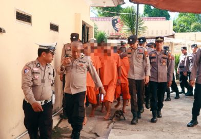 Polres Kampar menunjukkan komitmen kuat dalam memerangi peredaran gelap narkotika di Bumi Lancang Kuning. Kapolres Kampar, AKBP Boby Putra Ramadhan Sebayang, memimpin langsung proses pergeseran dan pengawalan 50 tahanan kasus narkoba menuju Mapolda Riau pada Selasa (12/5/2026). (Foto: Humas Polres Kampar)