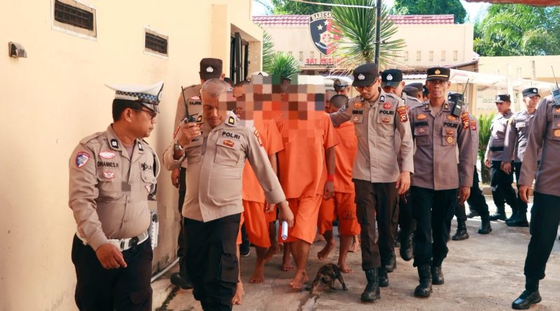 Polres Kampar menunjukkan komitmen kuat dalam memerangi peredaran gelap narkotika di Bumi Lancang Kuning. Kapolres Kampar, AKBP Boby Putra Ramadhan Sebayang, memimpin langsung proses pergeseran dan pengawalan 50 tahanan kasus narkoba menuju Mapolda Riau pada Selasa (12/5/2026). (Foto: Humas Polres Kampar)