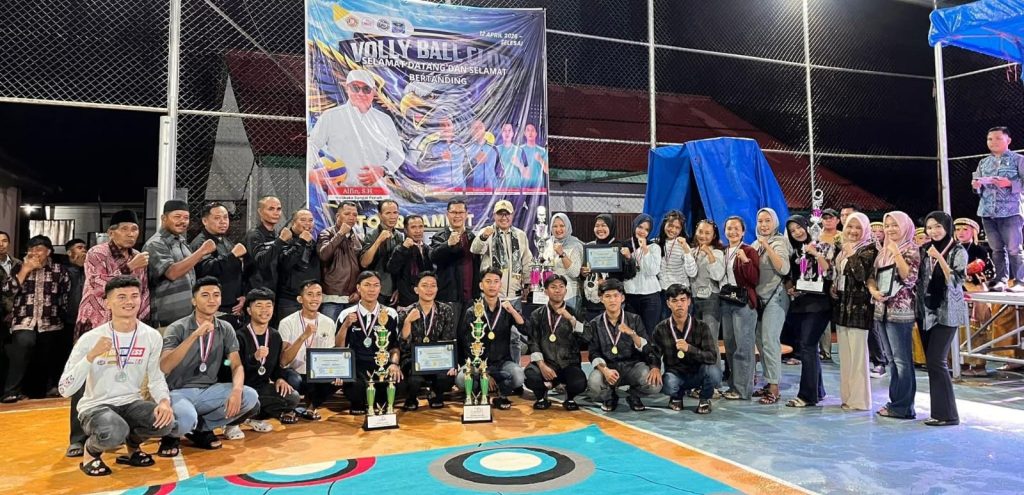 Wali Kota Sungai Penuh, Alfin, secara resmi menutup Turnamen Bola Voli Wali Kota Cup 2026 di Desa Pinggir Air, Kecamatan Kumun Debai, Selasa (12/5/2026) malam. (Foto: Diskominfosta Sungai Penuh)