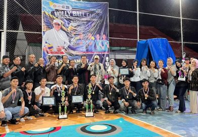 Wali Kota Sungai Penuh, Alfin, secara resmi menutup Turnamen Bola Voli Wali Kota Cup 2026 di Desa Pinggir Air, Kecamatan Kumun Debai, Selasa (12/5/2026) malam. (Foto: Diskominfosta Sungai Penuh)