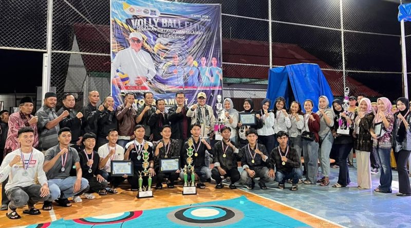 Wali Kota Sungai Penuh, Alfin, secara resmi menutup Turnamen Bola Voli Wali Kota Cup 2026 di Desa Pinggir Air, Kecamatan Kumun Debai, Selasa (12/5/2026) malam. (Foto: Diskominfosta Sungai Penuh)
