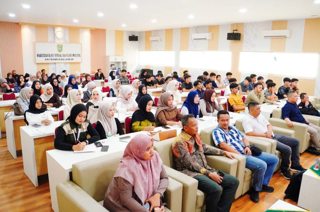 Komisi Pemilihan Umum (KPU) Provinsi Riau menggelar kegiatan "KPU Riau Mengajar" bersama Program Studi Ilmu Pemerintahan FISIPOL Universitas Islam Riau (UIR), Rabu (13/5/2026). Acara ini mengangkat tema krusial yakni “Pendidikan Politik: Pemilu, Birokrasi, dan Otonomi Daerah". (Foto: Humas KPU Provinsi Riau)