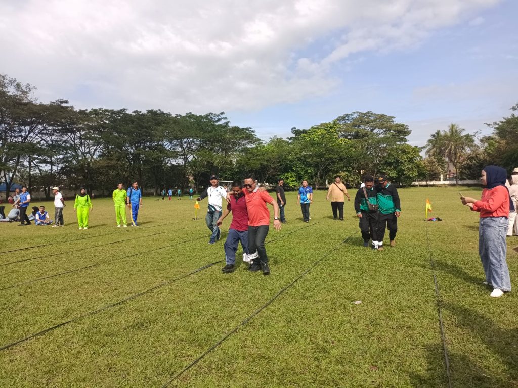 Peserta ASN dari salah satu instansi yang mengikuti perlombaan tradisional ikat kaki di Lapangan Gelora Serame, Rabu (13/5/2026). (Foto: IST/Heri Susanto)