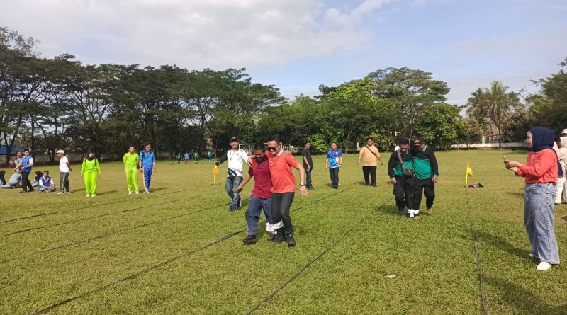 Peserta ASN dari salah satu instansi yang mengikuti perlombaan tradisional ikat kaki di Lapangan Gelora Serame, Rabu (13/5/2026). (Foto: IST/Heri Susanto)