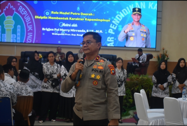 Sosok Brigjen Pol Murry Mirranda menjadi pusat perhatian dalam Seminar Pendidikan Karakter PGRI Kabupaten Belitung Timur (Beltim) 2026. Kegiatan yang berlangsung di Auditorium Zahari MZ pada Selasa (12/5/2026) pagi ini dihadiri ratusan guru yang antusias menimba ilmu. (Foto: IST/Imran Elfanani)