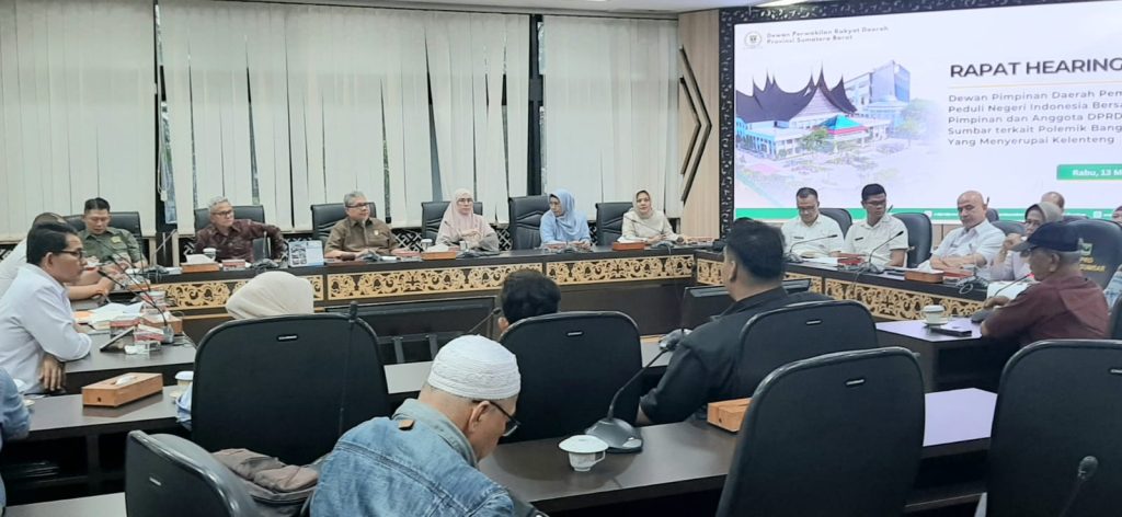 Ketua DPRD Sumatera Barat, Muhidi, menerima audiensi masyarakat terkait pembangunan bangunan yang diduga menyerupai kelenteng di kawasan wisata Mandeh, Pesisir Selatan. Pertemuan yang berlangsung pada Selasa (13/5/2026) ini bertujuan untuk mencari titik temu atas keresahan warga setempat. (Foto: IST/Novrianto)